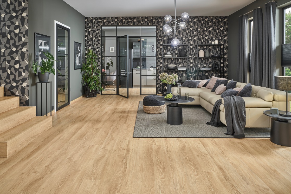 JOKA Designboden in Holzoptik in einem edlen, modernen Wohnzimmer