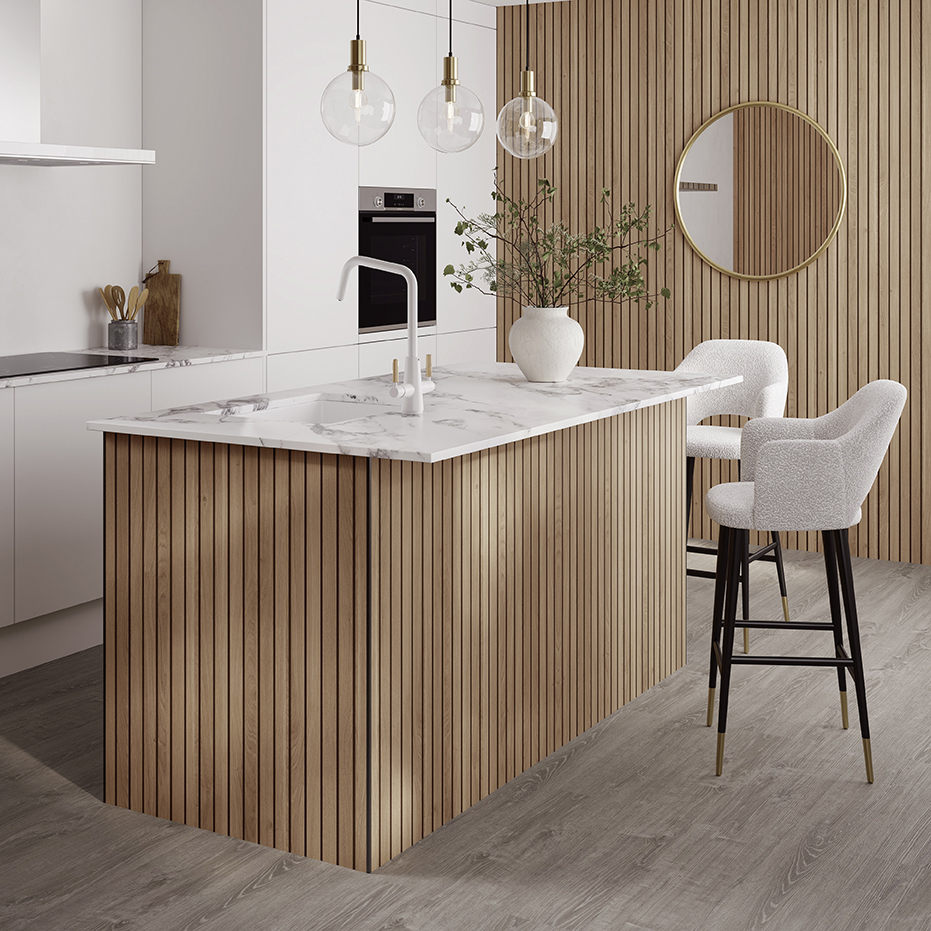 Bild einer Küche mit Kücheninsel verkleide mit JOKA Spasense Platten in ParoOptik.