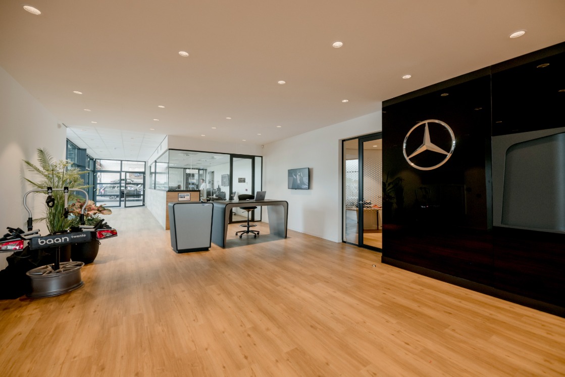 Raumbild eines Mercedes Autohauses ausgestattet mit JOKA Designboden