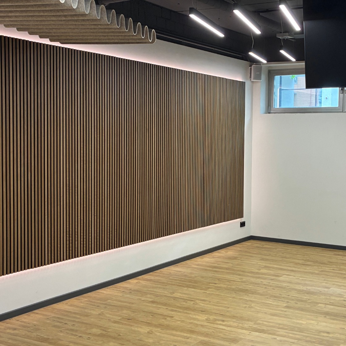 JOKA Raumbild mit Paro Akustikpaneelen an der Wand für optimale Raumakustik