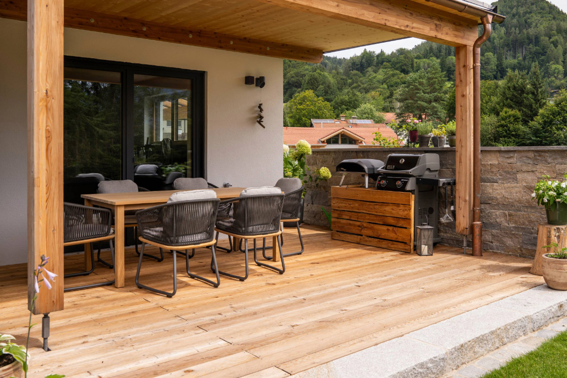 Sonnige Terrasse, die mit hellen Lärche Outdoor Terrassendielen von JOKA gestaltet ist.