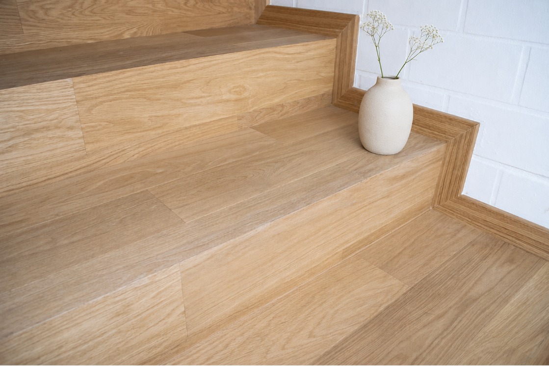 Detailbild einer Treppe mit Fokus auf die Verkleidung mit JOKA Parkett