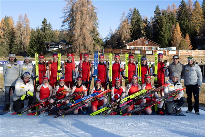 Gruppenfoto des Suisse Skiverbands aus dem Jahr 2024.