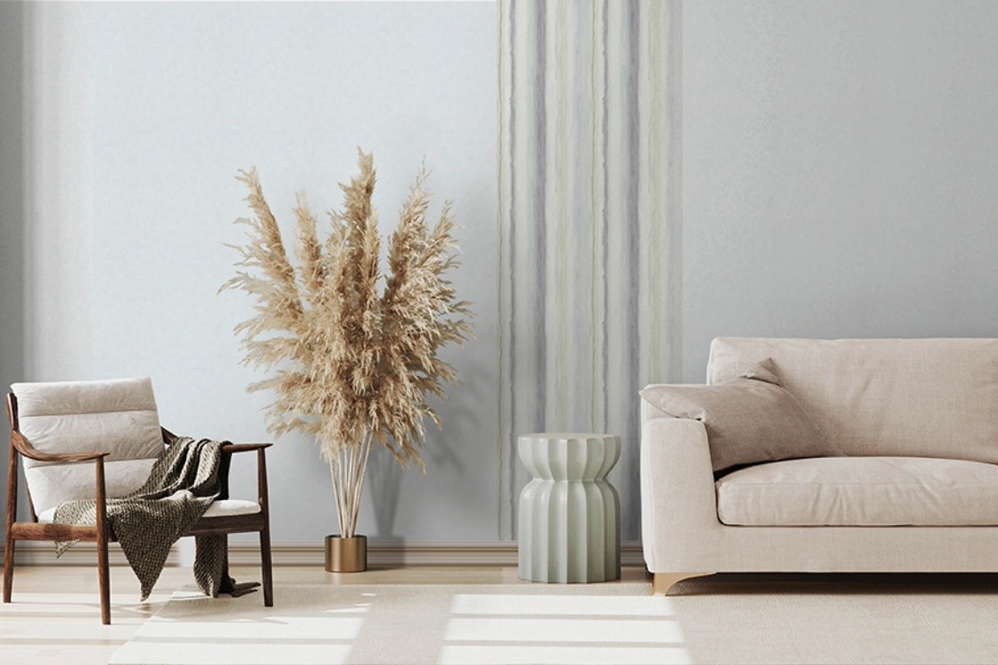 Lagom-inspiriertes Wohnzimmer mit JOKA Casa Tapete in hellen Naturfarben und dezenten Strukturen