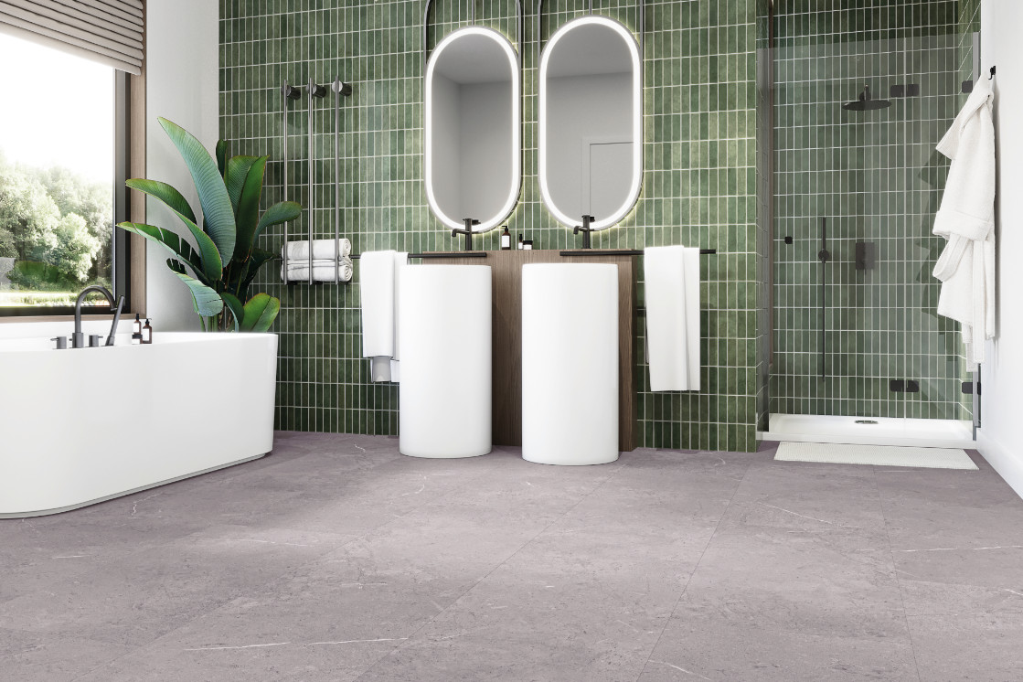 Modernes Badezimmer mit grüner Wandfliese, freistehender Badewanne, Doppelwaschbecken, bodentiefer Dusche und grauem Marmorboden JOKA Designboden 555 Evolut in Marble Grey