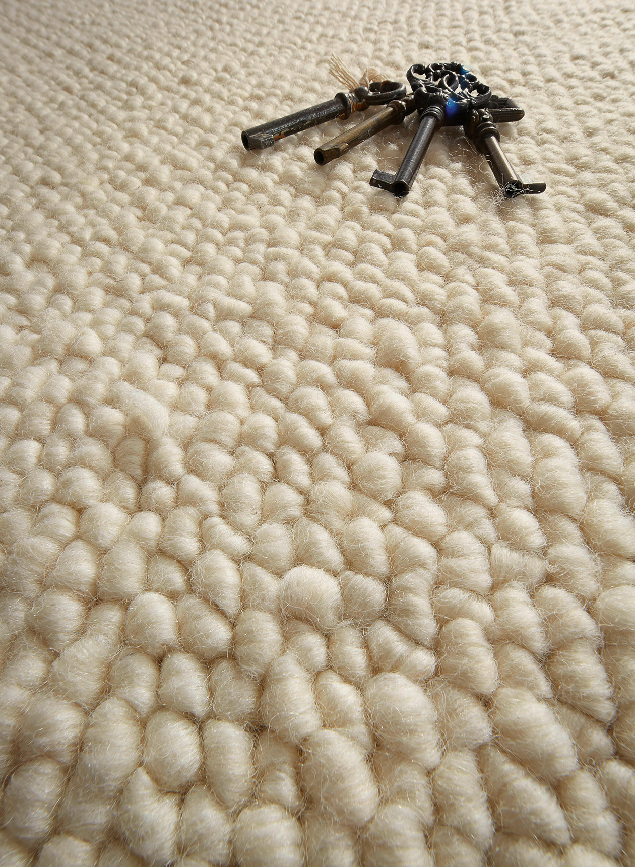 JOKA-Stile-Skandi-Closeup-Teppich-Wolle Nahaufnahme eines beigen JOKA Wollteppichs - perfekt für die gemütliche Raumgestaltung im Skandi Stil.