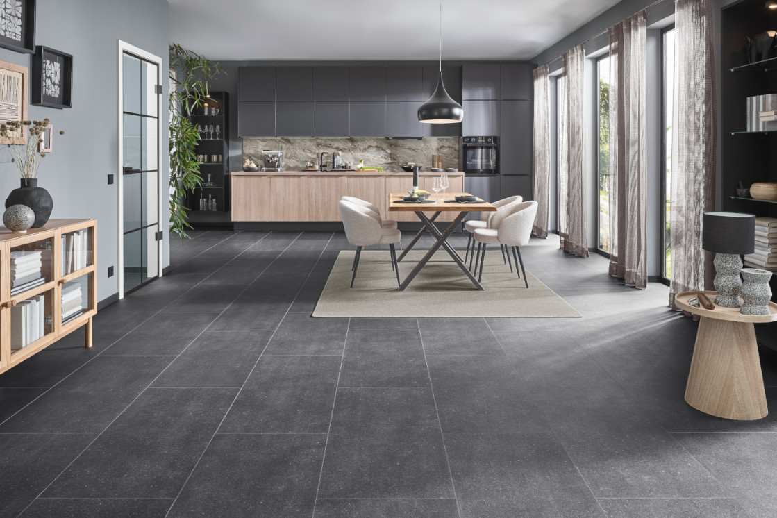 Weitläufiges Wohnzimmer mit grauem Teppichboden und stilvoller Einrichtung